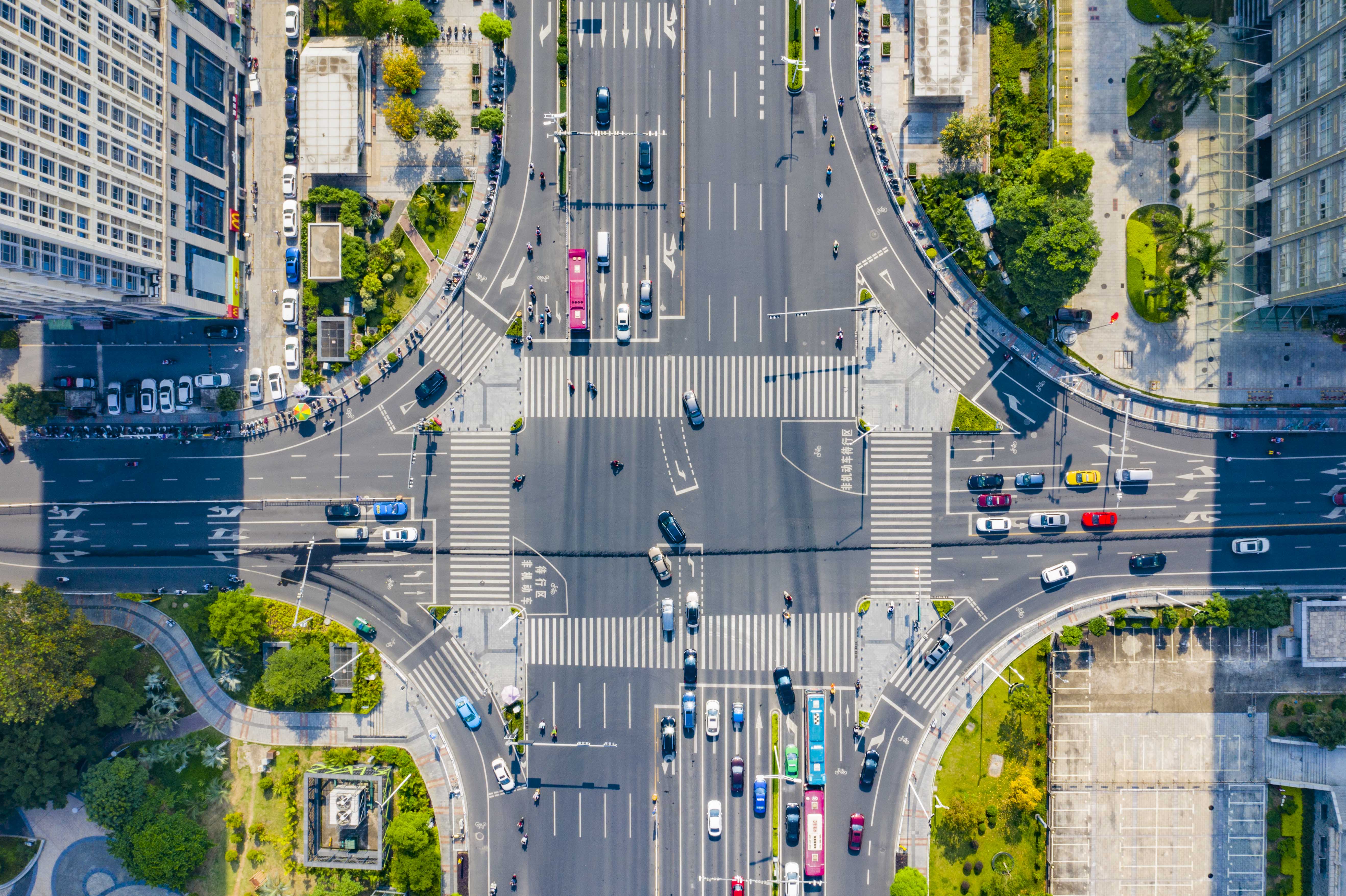 千庫網_城(chéng)市(shì)中午車流十字路(lù)口無人機(jī)攝影圖配圖_攝影圖編号179162